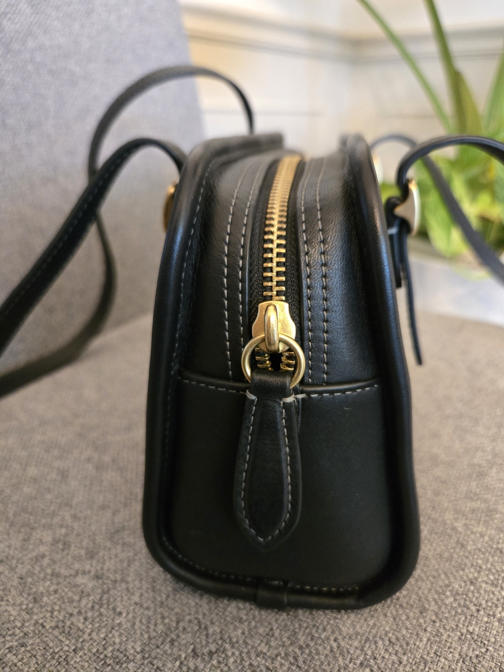 Coach Swing Zip Black Leather Shoulder Bag - Picture 4 of 11